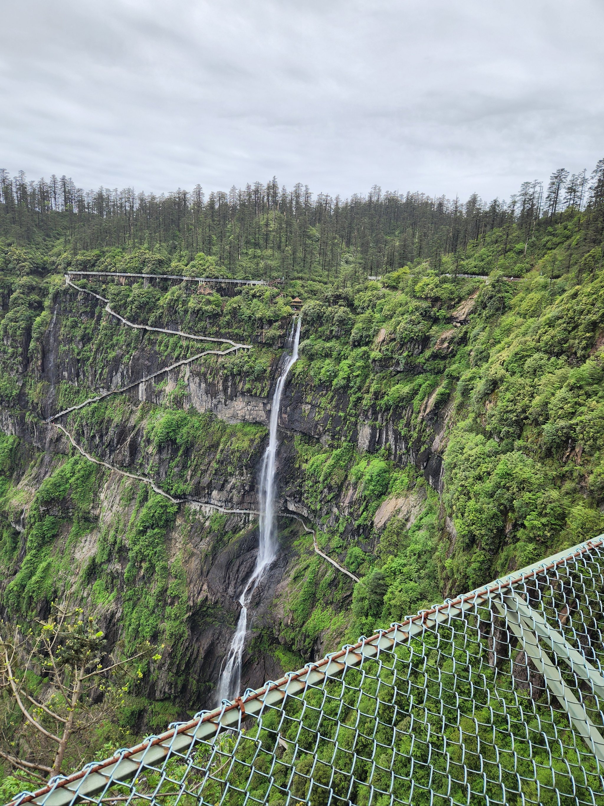 瓦屋山旁边景点叫什么(瓦屋山旁边景点叫什么名字)